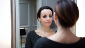 Une femme séduisante et confiante se regardant dans un miroir.