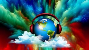 Un globe terrestre avec des écouteurs, symbolisant l'écoute des différentes langues autour du monde.