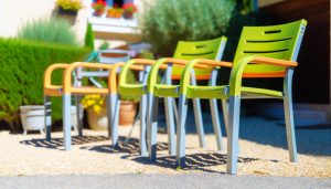 Chaises de jardin comme neuves : Le nettoyage facile en 4 étapes pour un extérieur impeccable